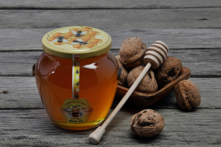 Set Produs Apicol 1Borcan cu miere tei 750 grame +1 Borcan faguri in miere tei 750 grame+ 1 Bat miere spiralat, Miere naturala, Boutique Deluxe, Gust Autentic si Beneficii pentru Sanatate [1]