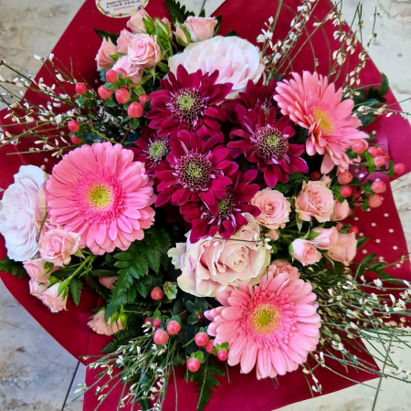 Buchete de Flori - Buchet cu Trandafiri, Gerbera si Hypericum roz