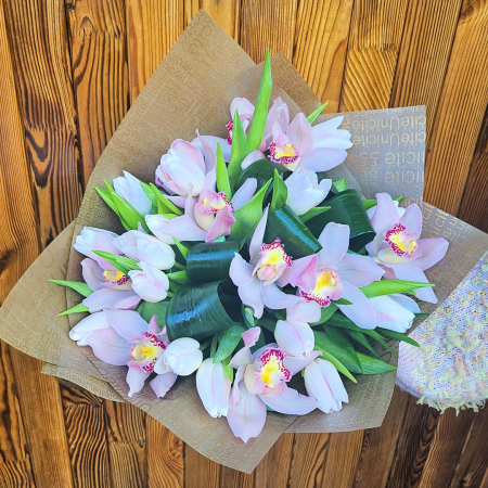 Flori de Primavara - Buchet cu Orhidee si Lalele Albe