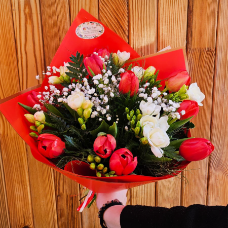 Buchete de Flori - Buchet Lalele si Frezii Decorate cu Verdeata
