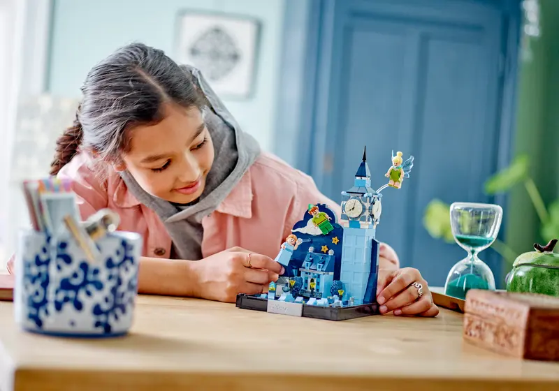 LEGO® Disney - Peter Pan si Wendy in zbor deasupra Londrei 43232, 466 piese [2]