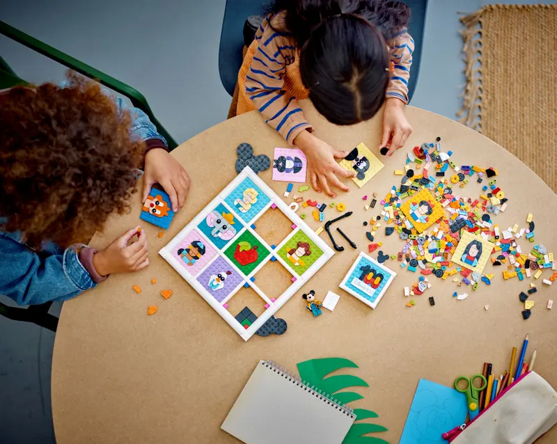 LEGO® Disney - 100 de ani de figuri emblematice de animatie Disney 43221, 1022 piese [1]