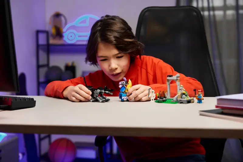 LEGO® Fortnite® - Tabara lui Peely si Sparkplug 77075, 250 piese [5]