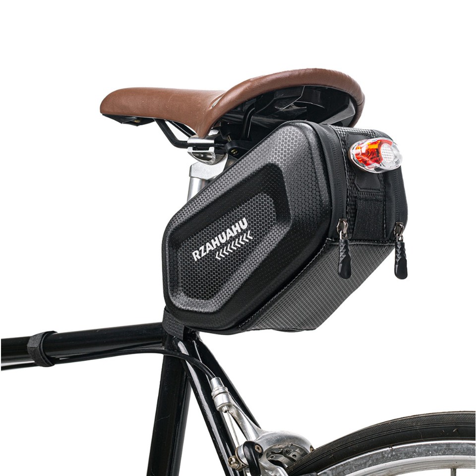 Biciclete, trotinete, triciclete - Borseta pentru bicicleta Flippy, Hard Shell, material piele artificiala si carbon, 20x12x11.5 cm, prindere de sa, capacitate 2L, impermeabila, negru