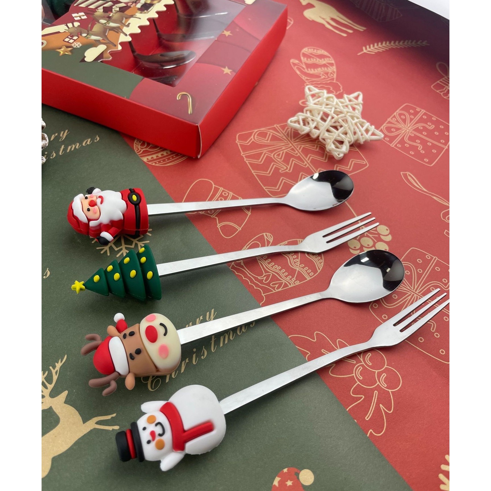 Set 4 Tacamuri, Flippy, cu Figurine de Craciun, din Otel Inoxidabil, 2 Furculite, 2 Linguri, Cutie Festiva, 13.5 cm, Rosu [6]