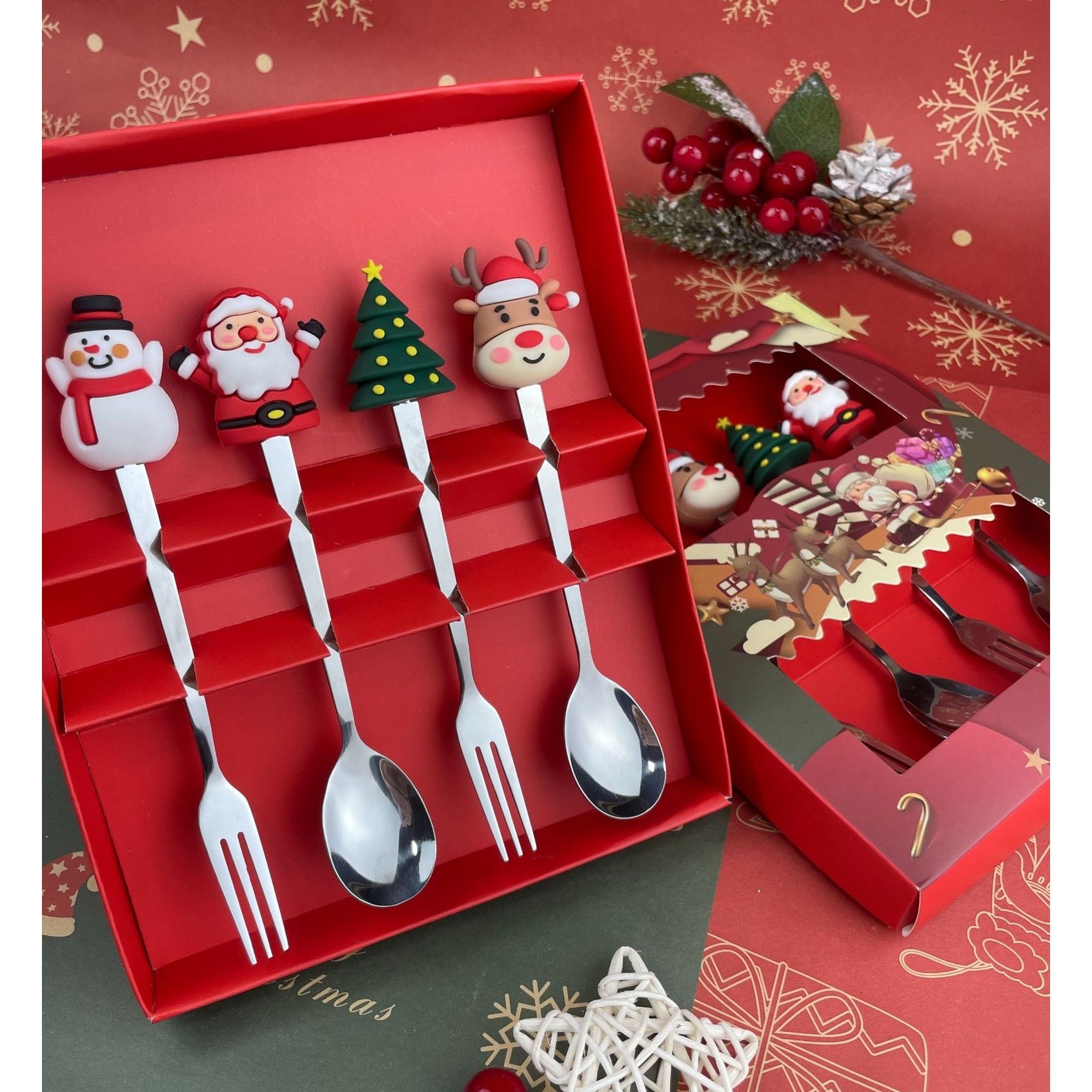 Set 4 Tacamuri, Flippy, cu Figurine de Craciun, din Otel Inoxidabil, 2 Furculite, 2 Linguri, Cutie Festiva, 13.5 cm, Rosu [7]