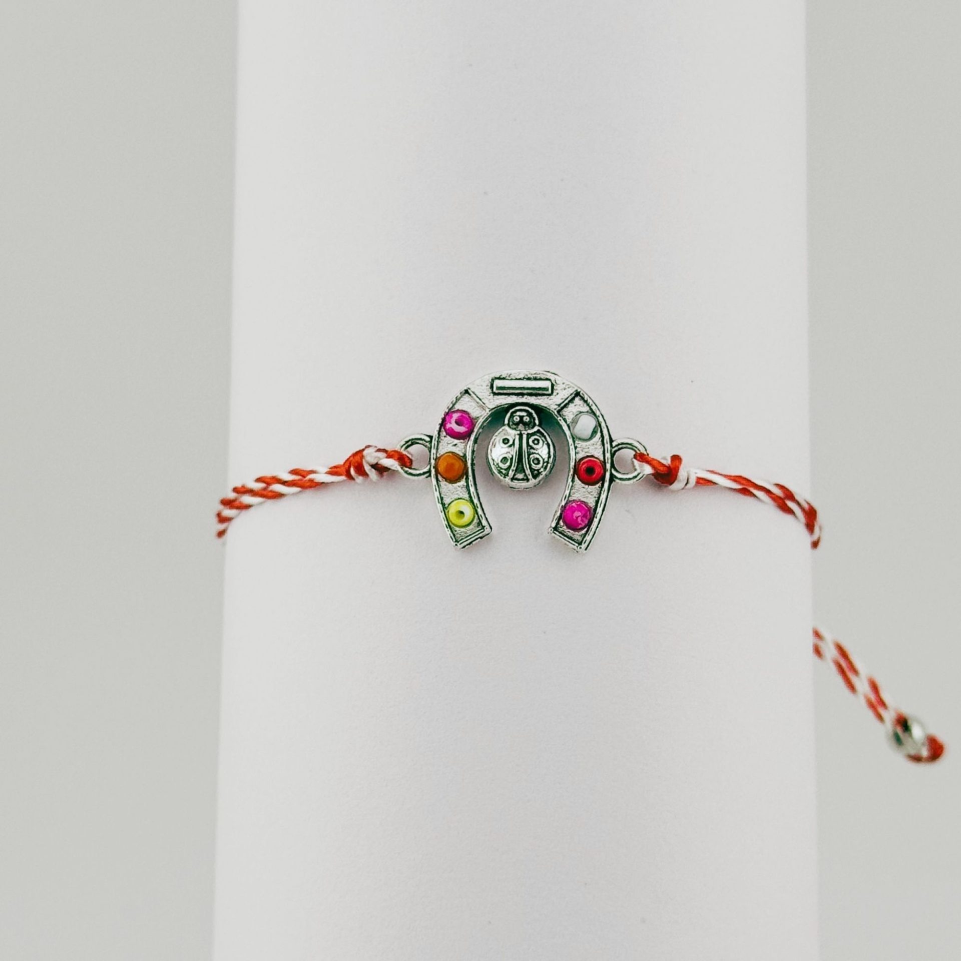 Bratara Martisor pentru Dama, Jolie, Model Potcoava, Set 12 bucati, Pandativ Argintiu din Inox cu Snur Alb-Rosu Ajustabil [2]