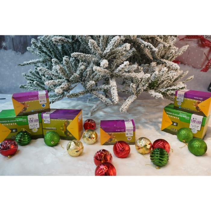 Lichidare Brad Artificial de Craciun, Flippy, 2.10 m inaltime, Verde, Pulverizat alb-tip zapada, Diametru inferior 130 cm, Interior/ Exterior [18]