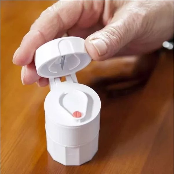 Cutie Pastile Multifunctionala, Flippy, 4 in 1, Pahar Apa, Taiere, Sfaramare, Depozitare, Compact, ABS cu Lama din Inox, Alb, 8.7x6.2x4.1 cm [4]