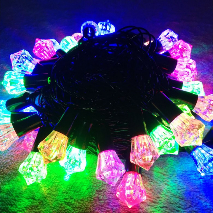Instalatie de Craciun Liniara RGRB Yoto, 10 m, din care 1 m Prelungitor 220V, 40 LED, Model Diamante, Utilizare Interior/Exterior, Interconectabila, Fir Negru, multicolor [9]