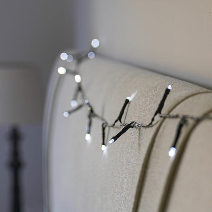 Instalatie de Craciun liniara Yoto, 10 m, din care 1 m cablu priza 220V, 100 LED, 8 jocuri de lumini, controler, fir negru, alb rece [9]