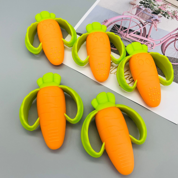 Jucarie dentitie bebelusi Flippy, morcov, 10x7.5x2.8 cm, cu manere de prindere, material silicon non-toxic, fara miros, portocaliu [8]