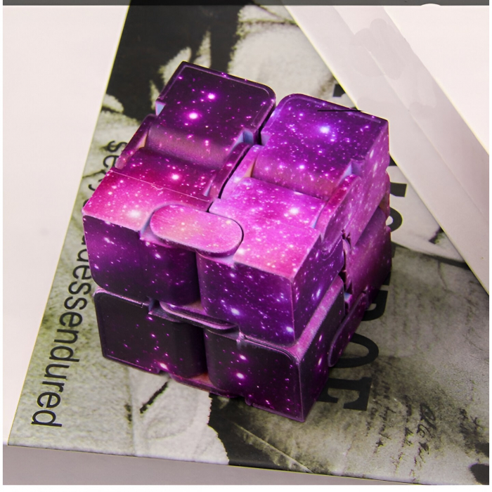 Jucarie Interactiva Antistres cu Miscari Infinite, Cub Magic, 3 ani, 4x4x4cm, Violet [2]