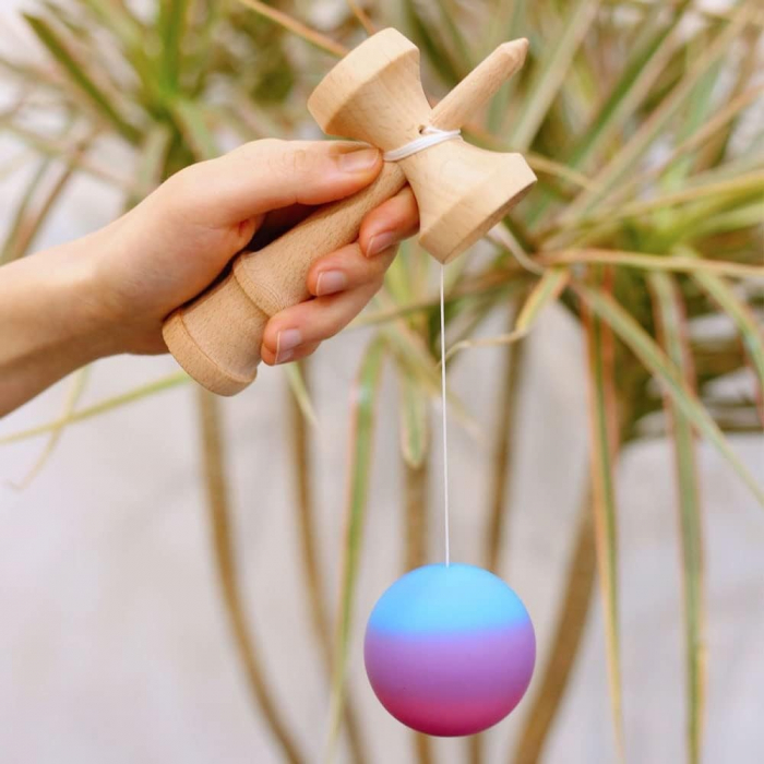 Jucarie Interactiva Kendama, Flippy, din Lemn, 18 cm, Joc de Indemanare pentru Copii si Adulti, Model Gradient 1, Roz/Mov/Albastru [4]