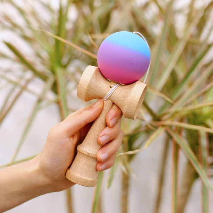 Jucarie Interactiva Kendama, Flippy, din Lemn, 18 cm, Joc de Indemanare pentru Copii si Adulti, Model Gradient 1, Roz/Mov/Albastru [5]
