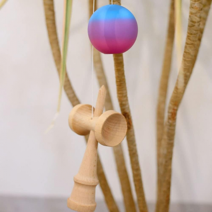 Jucarie Interactiva Kendama, Flippy, din Lemn, 18 cm, Joc de Indemanare pentru Copii si Adulti, Model Gradient 1, Roz/Mov/Albastru [2]