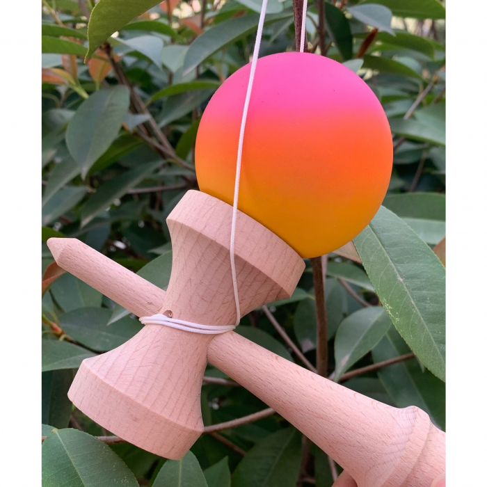 Jucarie Interactiva Kendama, Flippy, din Lemn, 18 cm, Joc de Indemanare pentru Copii si Adulti, Model Gradient 13, Roz/Portocaliu/Galben [2]