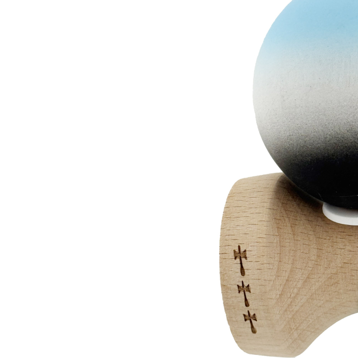 Kendama X Originala, Profesionala, Flippy, Cupe Mari KING SIZE V3, Rubber Grip, Gaura in Baza, Rulment Metalic, din lemn 18 cm, Ata 62/65 cm, Gradient Albastru deschis/Alb/Negru [7]