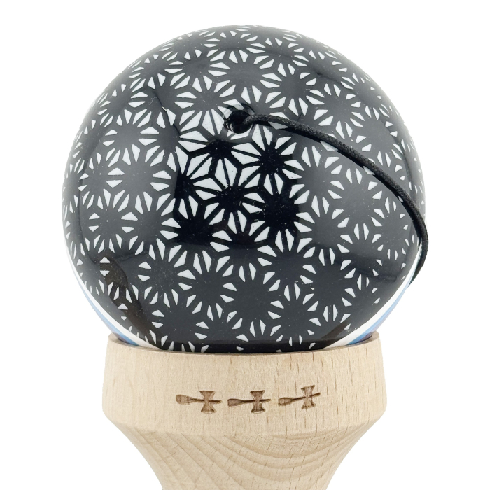 Kendama X Originala, Profesionala, Flippy, RAINDROPS, Super Sticky cu Cupe Mari KING SIZE V3, Gaura in Baza, Rulment Metalic, din lemn 18 cm, Ata 62/65 cm, Alb/Negru/Mov [10]