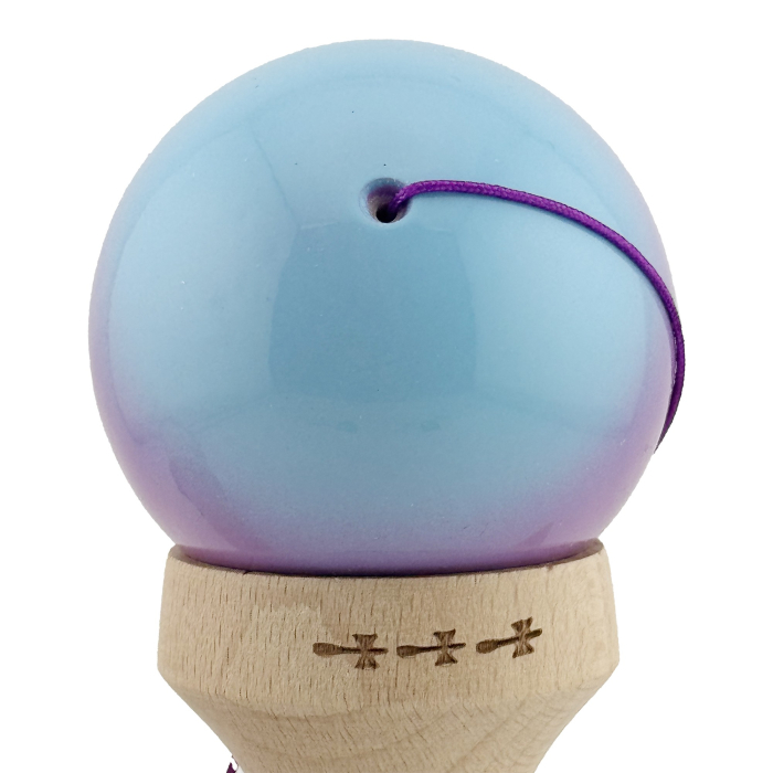 Kendama X Originala, Profesionala, Flippy, Super Sticky cu Cupe Mari KING SIZE V3, Gaura in Baza, Rulment Metalic, din lemn 18 cm, Ata 62/65 cm, Gradient Albastru/Mov/Roz [10]