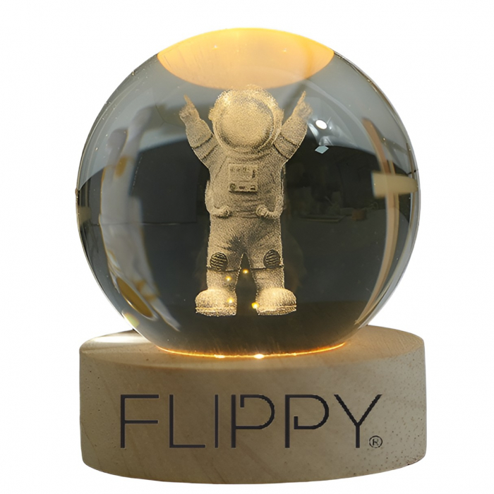 Lampa LED Decorativa, Flippy, cu Bila de Cristal cu Diametru 6cm, Model Astronaut 3D, Alimentare USB, Suport din Lemn, Lumina Alb Cald [1]