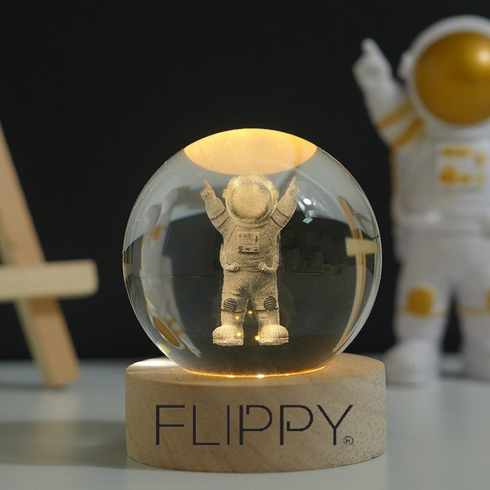 Lampa LED Decorativa, Flippy, cu Bila de Cristal cu Diametru 6cm, Model Astronaut 3D, Alimentare USB, Suport din Lemn, Lumina Alb Cald [2]