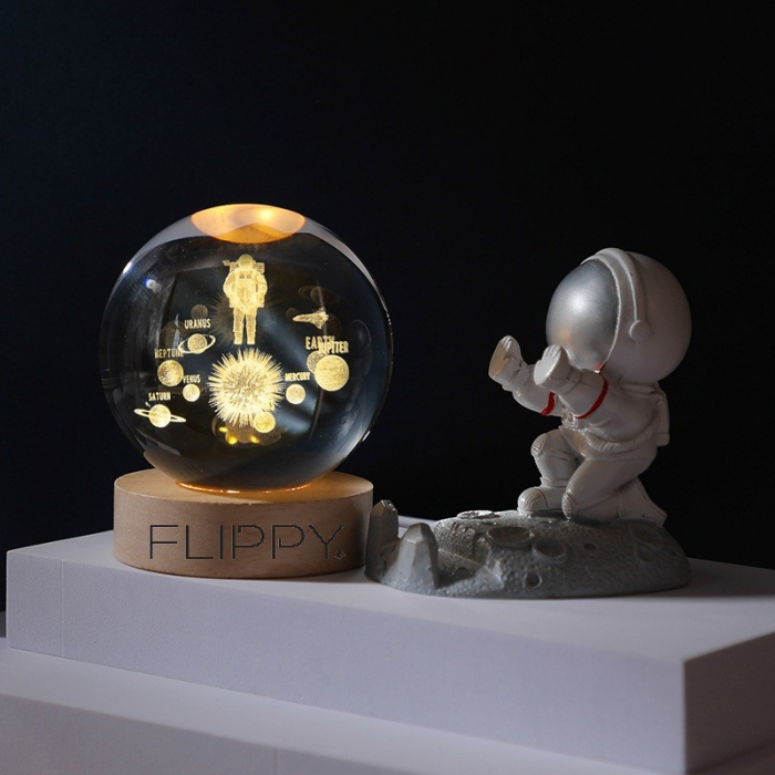 Lampa LED Decorativa, Flippy, cu Bila de Cristal cu Diametru 6cm, Model Astronaut in Galaxie 3D, Alimentare USB, Suport din Lemn, Lumina Alb Cald [5]