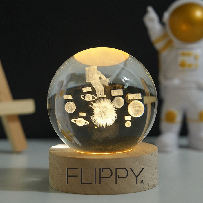Lampa LED Decorativa, Flippy, cu Bila de Cristal cu Diametru 6cm, Model Astronaut in Galaxie 3D, Alimentare USB, Suport din Lemn, Lumina Alb Cald [7]