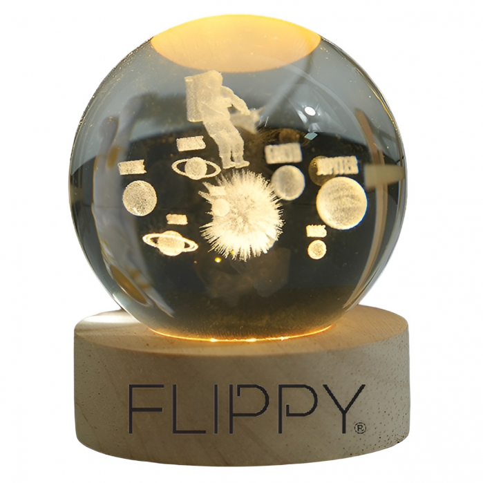 Lampa LED Decorativa, Flippy, cu Bila de Cristal cu Diametru 6cm, Model Astronaut in Galaxie 3D, Alimentare USB, Suport din Lemn, Lumina Alb Cald [1]