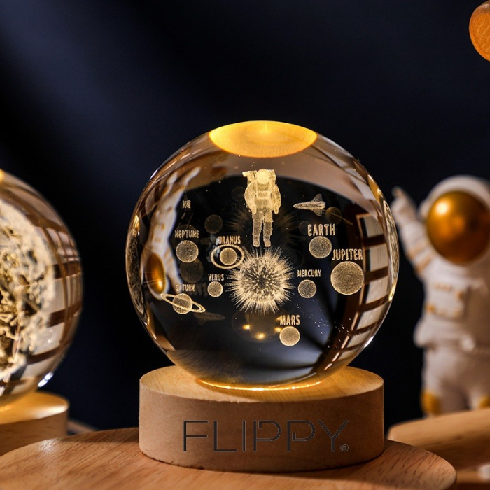 Lampa LED Decorativa, Flippy, cu Bila de Cristal cu Diametru 6cm, Model Astronaut in Galaxie 3D, Alimentare USB, Suport din Lemn, Lumina Alb Cald [4]