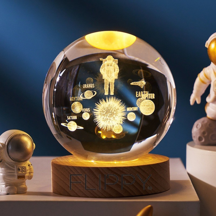 Lampa LED Decorativa, Flippy, cu Bila de Cristal cu Diametru 6cm, Model Astronaut in Galaxie 3D, Alimentare USB, Suport din Lemn, Lumina Alb Cald [3]