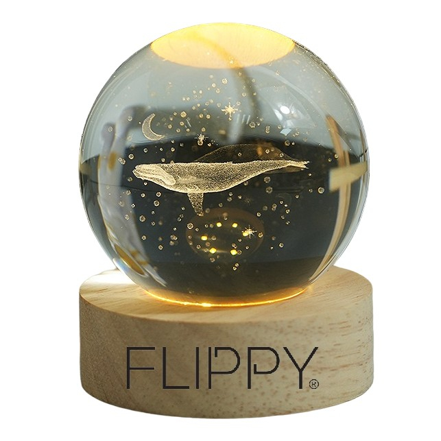 Lampa LED Decorativa, Flippy, cu Bila de Cristal cu Diametru 6cm, Model Balena 3D, Alimentare USB, Suport din Lemn, Lumina Alb Cald [1]