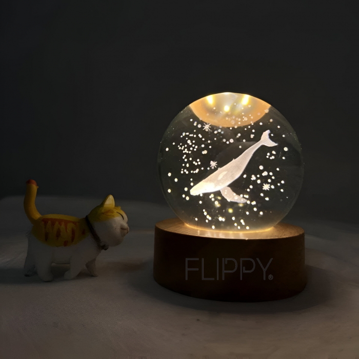 Lampa LED Decorativa, Flippy, cu Bila de Cristal cu Diametru 6cm, Model Balena 3D, Alimentare USB, Suport din Lemn, Lumina Alb Cald [2]