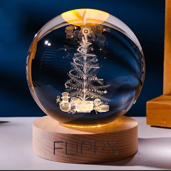 Lampa LED Decorativa, Flippy, cu Bila de Cristal cu Diametru 6cm, Model Brad de Craciun 3D, Alimentare USB, Suport din Lemn, Lumina Alb Cald [3]