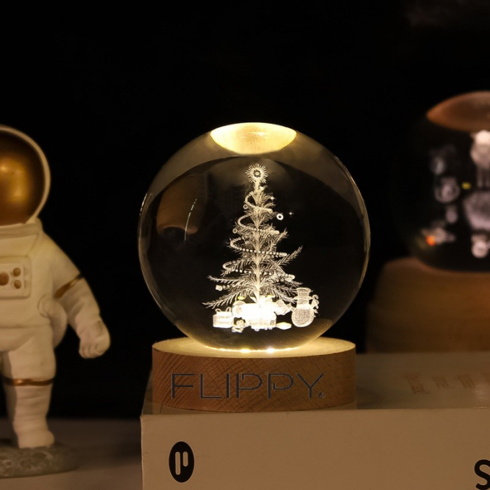 Lampa LED Decorativa, Flippy, cu Bila de Cristal cu Diametru 6cm, Model Brad de Craciun 3D, Alimentare USB, Suport din Lemn, Lumina Alb Cald [4]