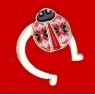 Martisor Brosa Mica in Cutie, Dimensiune Brosa 2.5-3 cm, Material Metal, Model Potcoava cu Buburuza Traditionala [1]