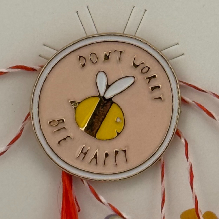 Martisor pentru copii, Jolie, Material Metal, Ambalaj Carton cu Design, Dimensiune Brosa Aproximativ 2x2 cm, Multicolor, cu Mesaj, Model Albinuta [2]