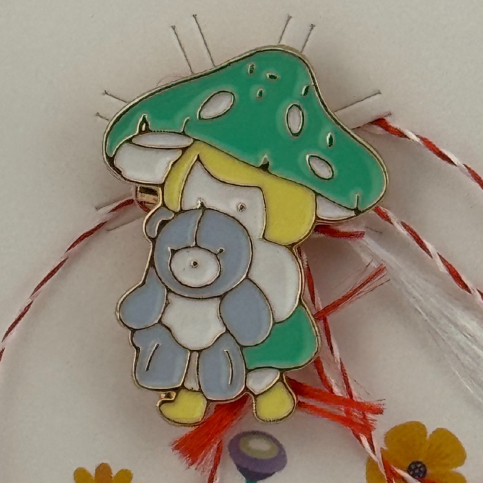 Martisor pentru copii, Jolie, Material Metal, Ambalaj Carton cu Design, Dimensiune Brosa Aproximativ 2x2 cm, Multicolor, Model Ciuperca si Ursulet [2]