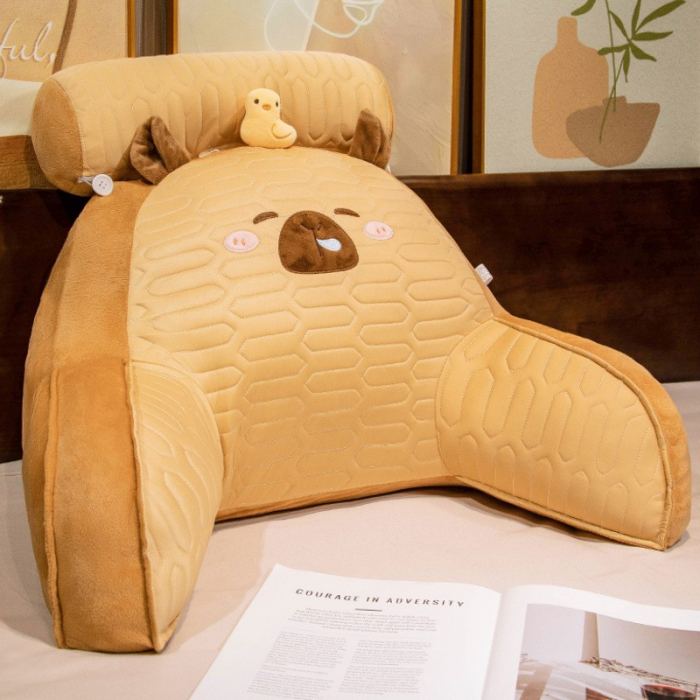 Perna Multifunctionala, Flippy, Spatar pentru Pat, Protectie Lombara, Marime Medie, 60 x 40 cm, din Latex, Model Capybara cu Ratusca in Cap, Maro deschis [1]