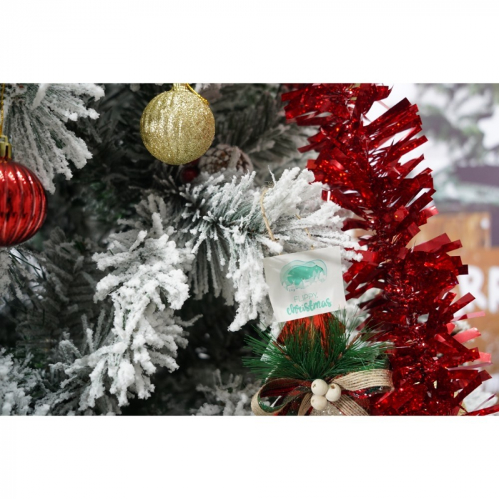 Set brad artificial de Craciun si elemente decorative, nins, decorat cu conuri pin, pentru interior/exterior, inaltime 210 cm, diametru 131 cm, 630 ramuri, Flippy, alb/verde, suport metalic inclus [6]