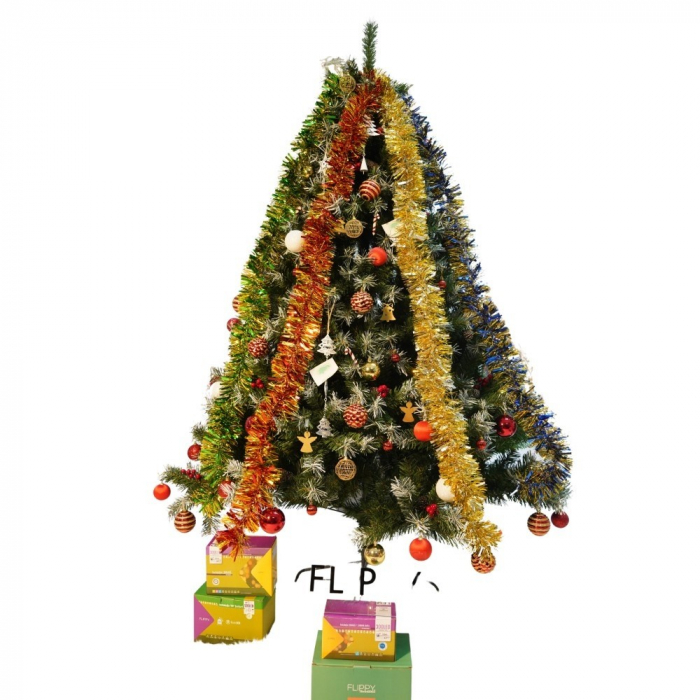 Set brad artificial de Craciun si elemente decorative, nins, decorat cu conuri pin, pentru interior/exterior, inaltime 210 cm, diametru 147 cm, 1150 ramuri, Flippy, verde, suport metalic inclus [1]