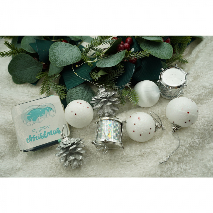 Set de 12 ornamente de brad, Flippy, de tip Glob, Alb/ Argintiu, din polistiren, cu finisaj sclipitor , cutie  4  cm adancime x 20  cm inaltime x 12  cm lungime) [2]