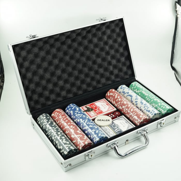 Lichidare Set de Poker Complex cu 300 de jetoane Flippy, Include 2 seturi de carti, 5 zaruri, Echipat cu servieta de aluminiu cu dimensiunile 39x7x27 cm [7]