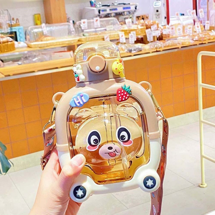 Sticla cu pai pentru copii, Flippy, model ursulet, gradata, stickere aplicate, curea reglabila, din plastic rezistent la cadere, 1l, Maro, 20 x 13 cm [2]