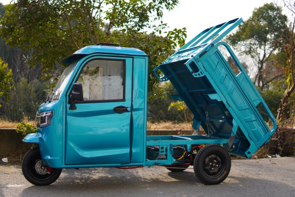 Tricicleta electrica Ektro KH01, fara permis cu cabina, Motor 2000W, Autonomie 70km, Acumulator 72V 52Ah, Greutate suportata pana la 774Kg [2]