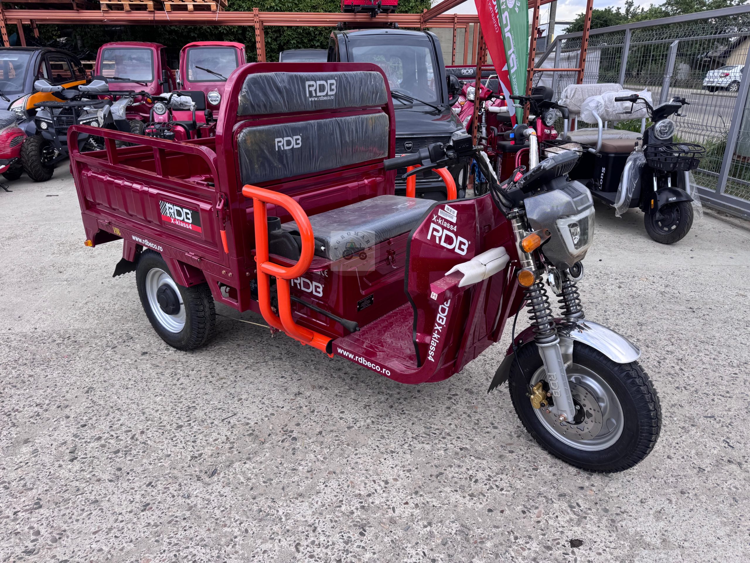 Triciclu electric RDB X-Klass4, 3500W, Fara permis, 25 km/h, autonomie 60 km, baterie 72V 32Ah, greutate maxima admisa 628 kg [9]