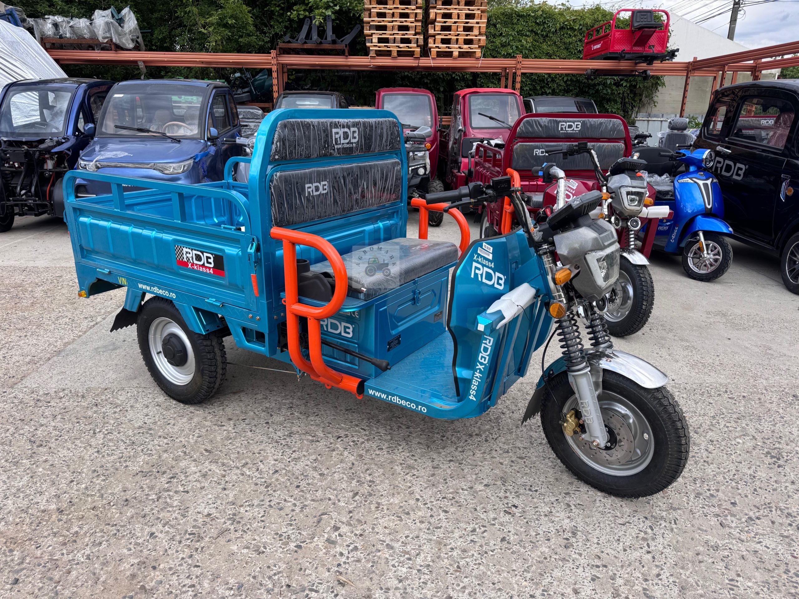 Triciclu electric RDB X-Klass4, 3500W, Fara permis, 25 km/h, autonomie 60 km, baterie 72V 32Ah, greutate maxima admisa 628 kg [8]