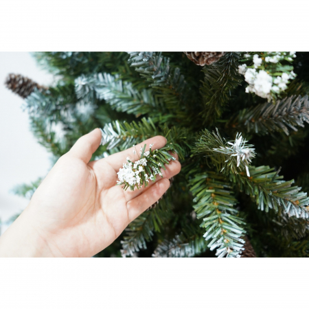 Lichidare Brad Artificial bogat de Craciun, Flippy, 2.10 m inaltime, Verde, Pulverizat alb-tip zapada, Interior/ Exterior, 1266 ramuri [1]