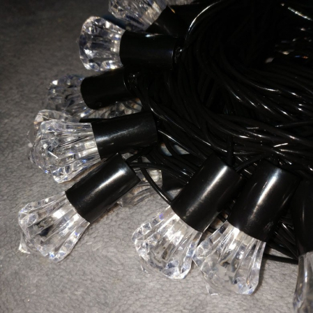 Instalatie de Craciun Liniara RGRB Yoto, 10 m, din care 1 m Prelungitor 220V, 40 LED, Model Diamante, Utilizare Interior/Exterior, Interconectabila, Fir Negru, multicolor [7]