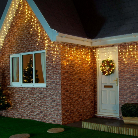 Decoratiuni, ornamente si articole Craciun - Instalatie exterioara tip franjuri V8 - alb cald, interconectabila, 120 led, 5.5 x 0.6 m, fir verde